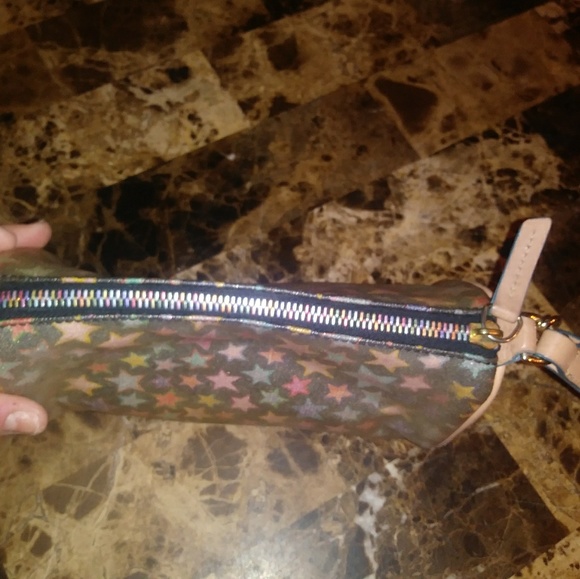 Adorable Dooney and Bourke mini bag - Picture 2 of 3